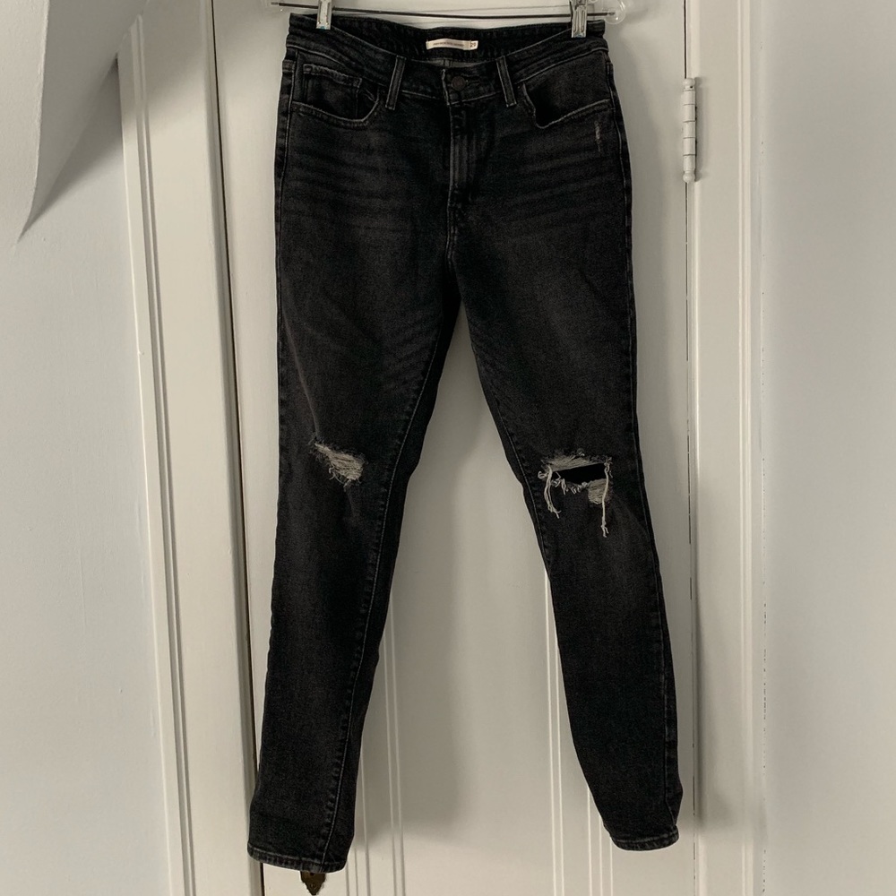 Black high-rise Levi’s skinny jeans